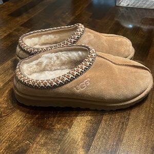 UGG Tasman slippers. Youth size 4 or women’s 6/6.5